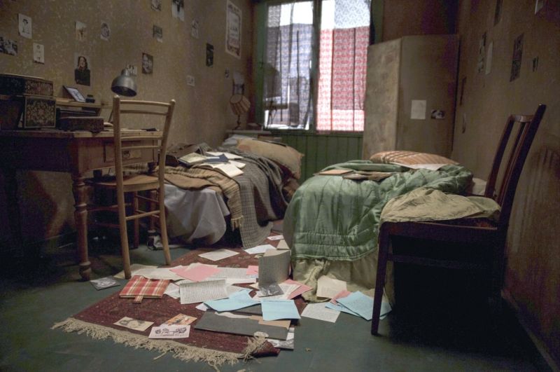 Malá místnost ve skrýši s postelí